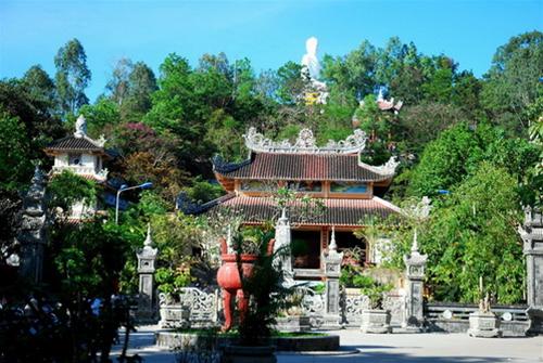Toàn cảnh chùa Long Sơn nhìn từ bên ngoài vào.
